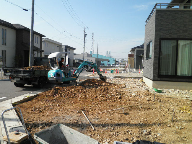 まずは駐車場になる場所の掘り方
残土処分から始めさせて頂きます。


GardenLife北川産業(株)各務原店
　　　　　　　　　担当　長屋