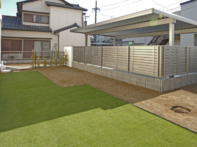 庭の一部に人工芝を敷きました。