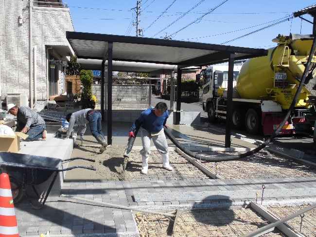 駐車場が広いのでポンプを使いながら

仕上げていきます。

Garden Life 北川産業株式会社
　　　岐阜店　仙石