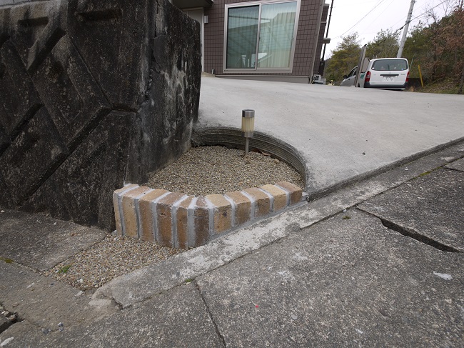 敷地コーナー部にレンガで土留めをし、花壇として。
植栽で季節感を楽しめますね♪♪