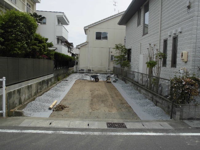 整地、転圧後防草シートを敷きます。