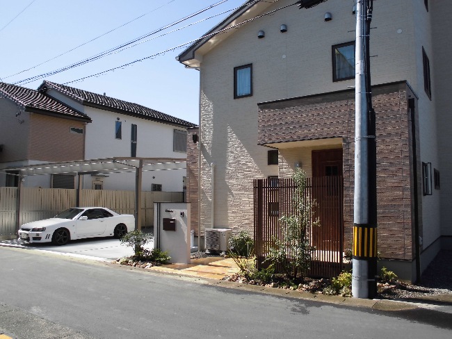 広めの駐車場にカーポートを施工し

雨の日も使いやすくなりました。

Gardwn Life 北川産業株式会社
　　　岐阜店　仙石