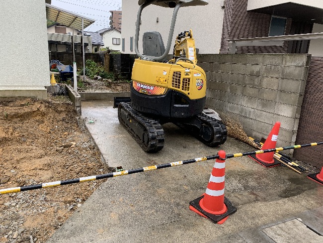 敷地内には水道・ガスのパイプが幾つも出てくる為、
慎重に作業を進めます。