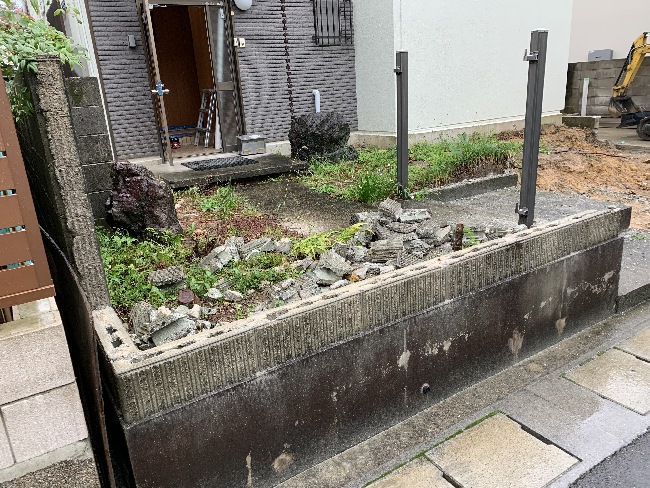 岐阜市では、ブロック塀補助金申請対象区域になっております。
（道路沿いに面しているブロックを解体する場合が主には対象になります。）