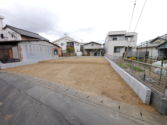 建物が建つ場内が高くなるように整地しました。