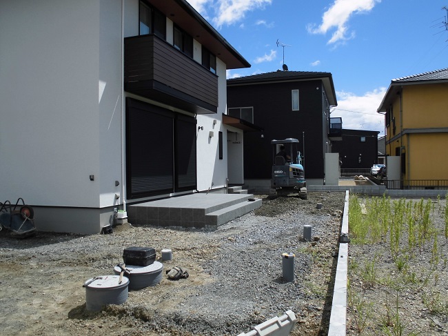 芝庭の下地工事をしています。