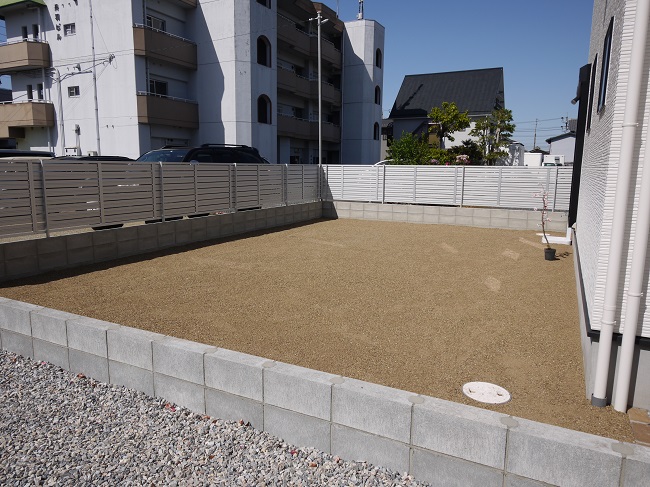 後に芝生が敷けるよう下地づくり（山砂敷き）