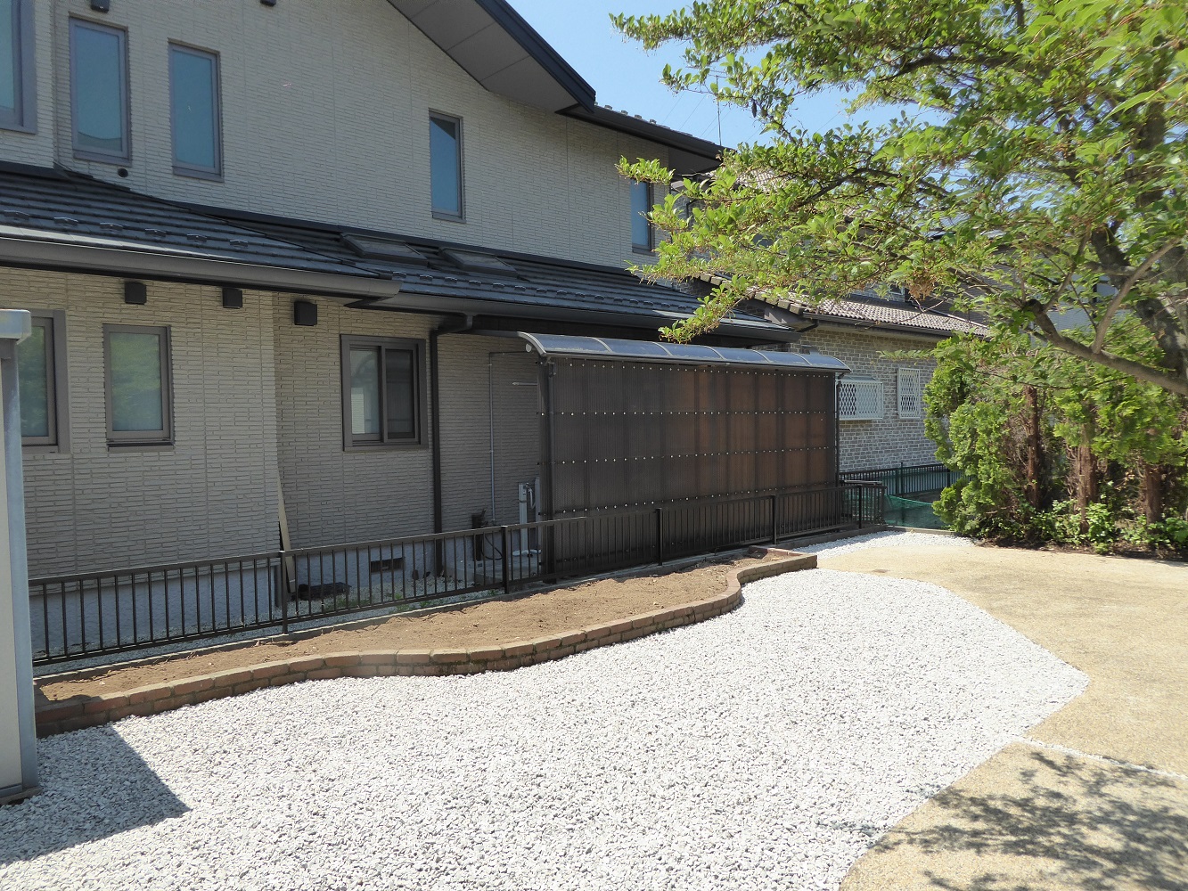 樹木と駐輪屋根を撤去してスッキリさせました。樹木で埋もれていた花壇が出てきました。