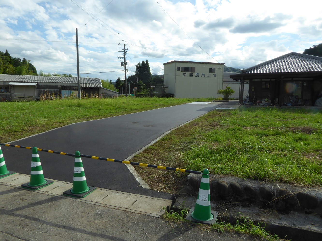 道路から建物までの通路をアスファルト舗装にしました。