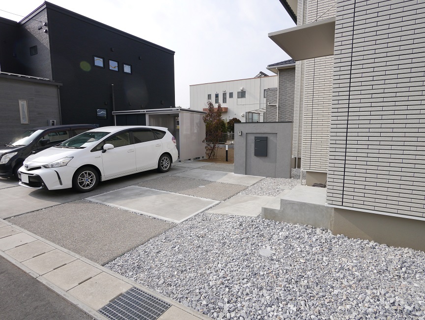 駐車場兼アプローチ部分は土間コンクリートと土間コンクリート洗出しを使いました。