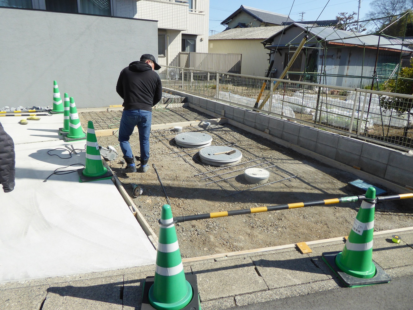 施工途中です。
型枠を組んで目地をつくり、この後メッシュ筋を入れて土間を打ちます。