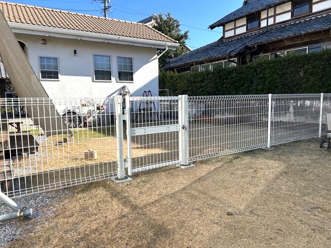 ﾌｪﾝｽに変えた事により丈夫にもなって見た目もオシャレになり、飼い主さんも安心してﾜﾝちゃんを遊ばせる事ができます。