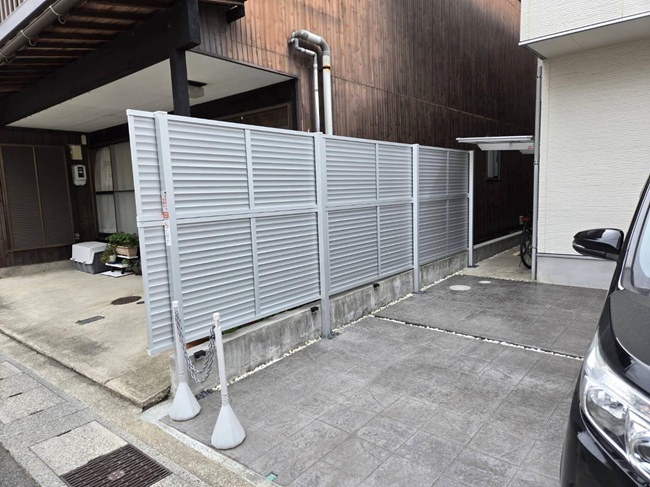 隣地との間に目隠しﾌｪﾝｽを取付けた事によって隣が気にならなくなりました。