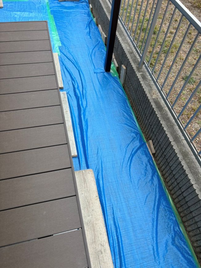 なんだか、、、天気が不安でしたので、下地コンクリートに養生をしました。