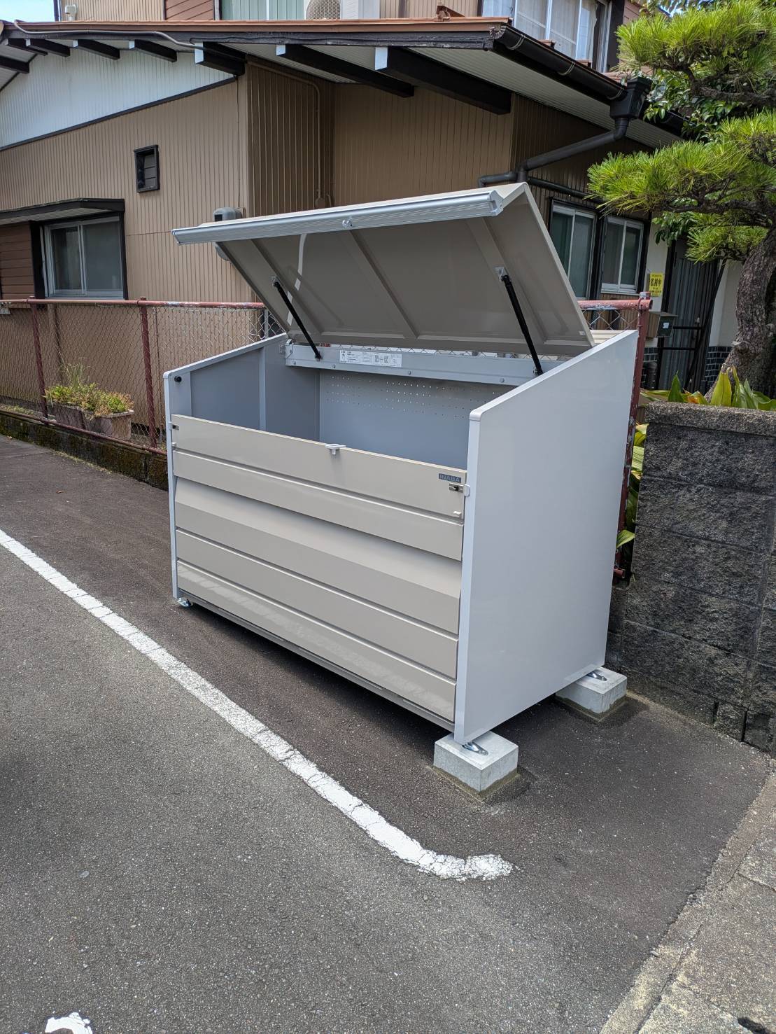ｱﾊﾟｰﾄに大きなﾀﾞｽﾄﾎﾞｯｸｽを設置しました。