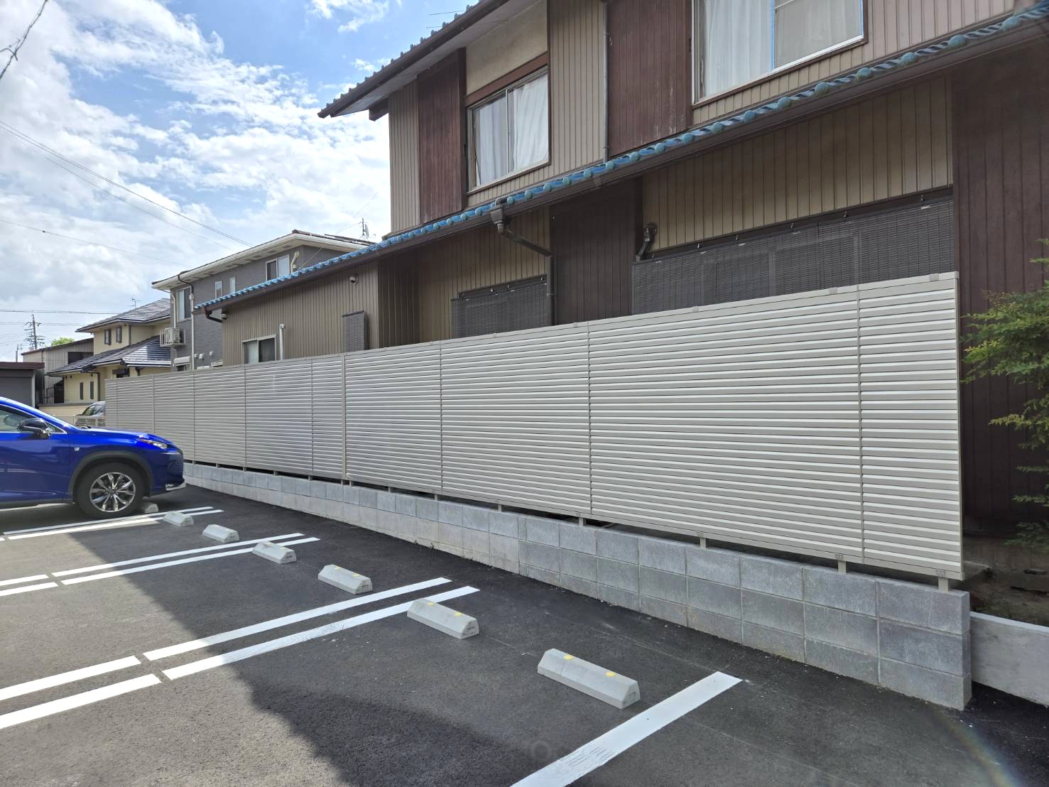 目隠しの為、H1600のﾌｪﾝｽをﾌﾞﾛｯｸの上に施工しました。