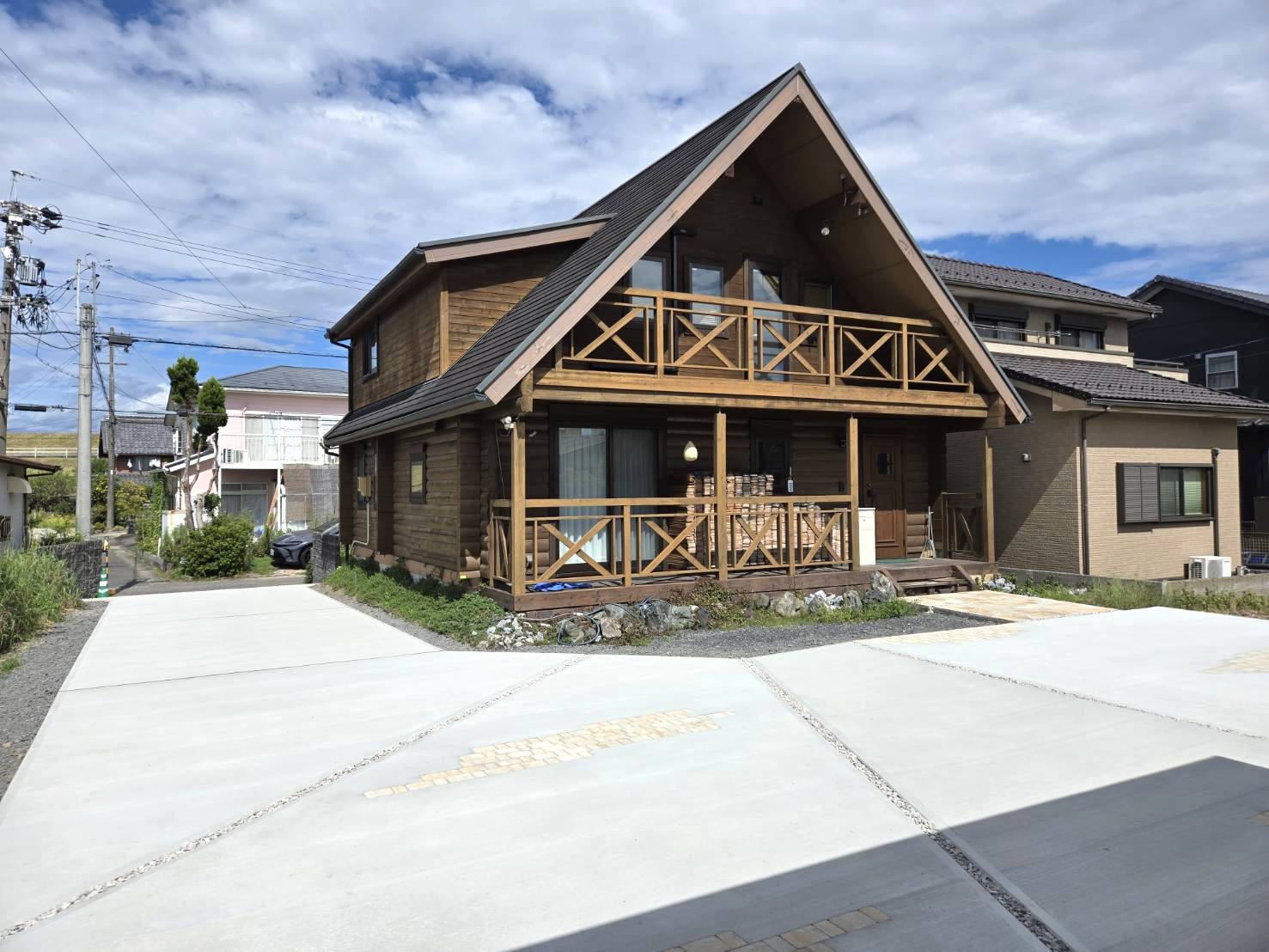 ｺﾝｸﾘｰﾄ打ちをして、乱形石貼りも入れ、おしゃれなﾃﾞｻﾞｲﾝにしました。