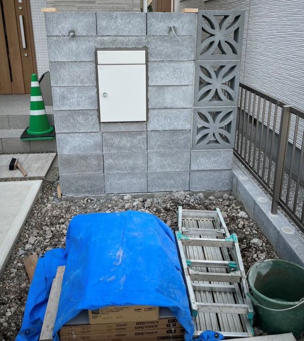 ≪施工途中≫下地ブロック積み施工
花ブロックはこれから塗装します！