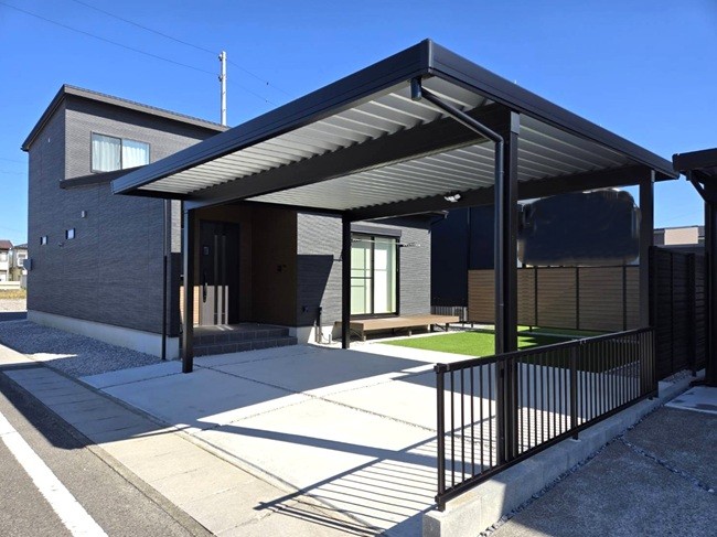 土間ｺﾝｸﾘｰﾄ打ちをして、ｶｰﾎﾟｰﾄSW 2台分を設置しました。