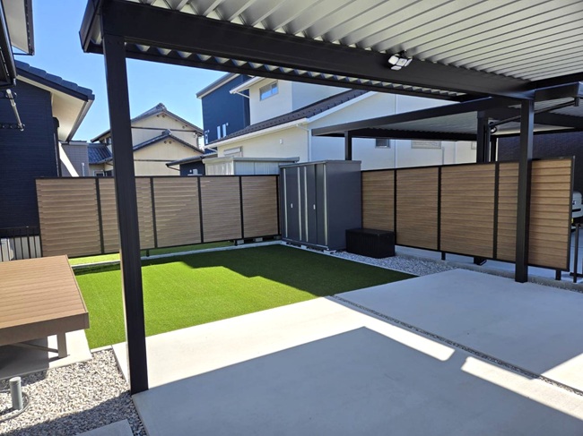 人工芝を貼り、樹ら楽ｽﾃｰｼﾞのﾃﾞｯｷを設置し、お隣さんとの境に目隠しﾌｪﾝｽを設置しました。