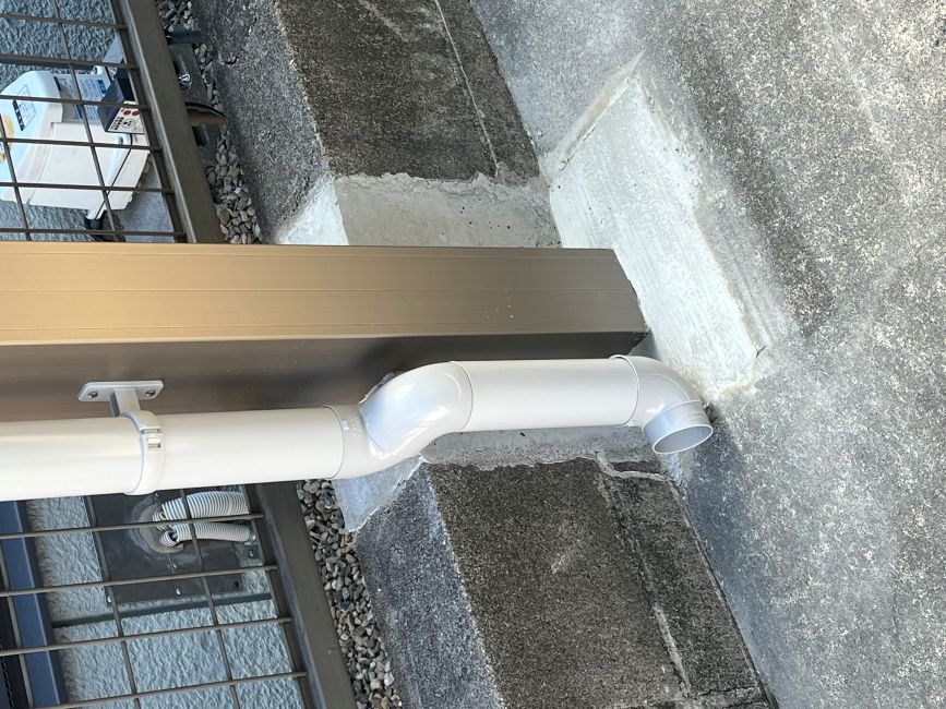 竪樋はエルボで曲げて設置しました