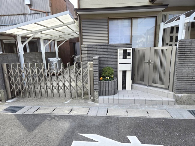 門扉とｱｺｰﾃﾞｵﾝを同じ色にして、統一感のある施工になりました。