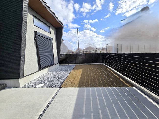 CBの上に目隠しﾌｪﾝｽを設置しました。